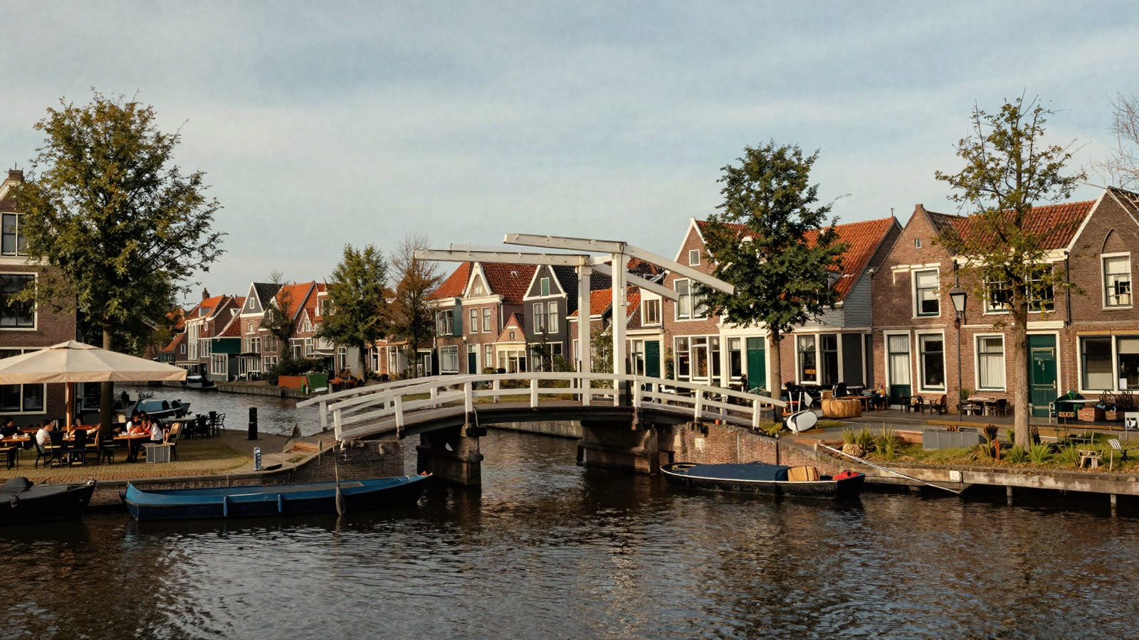 SEO Weesp voor MKB in historische Vechtstadje - Triple Nine Digital Historisch Weesp aan Vecht met witte ophaalbrug, 17e-eeuwse grachtenhuizen en kleine boten aan kade