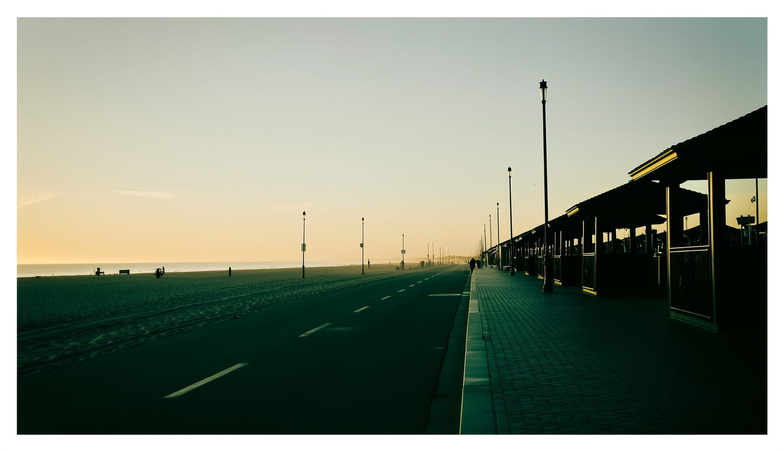 Zandvoort boulevard met strandpaviljoens